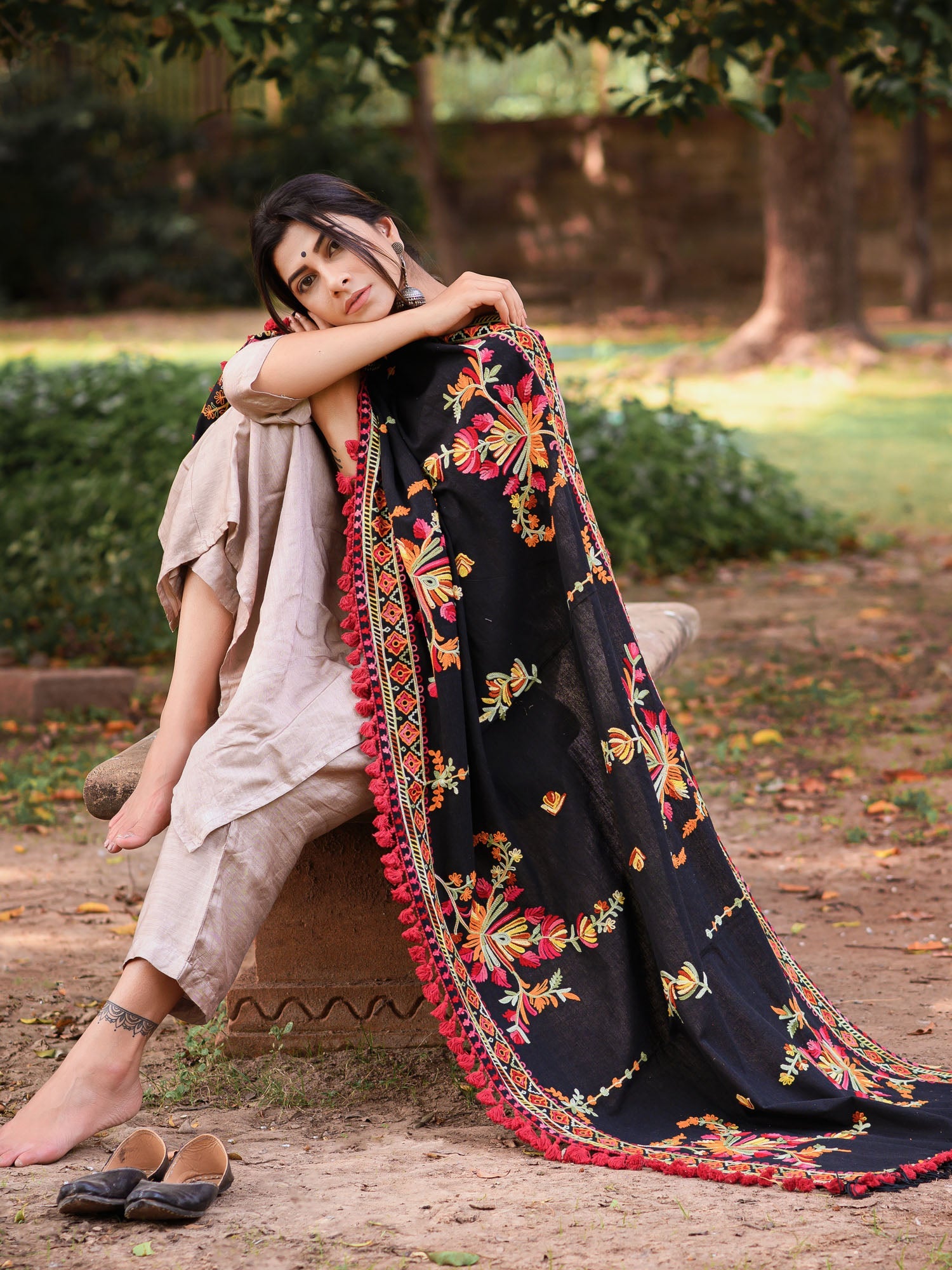 Premium Black Kashmiri Motif Aari Embroidered Handloom Cotton Shawl/Dupatta With  Crimson Red Cotton Tassel_MF1605